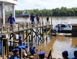 Bersihkan Sungai Mentaya, Ditpolairud Gotong Royong Bersama Warga