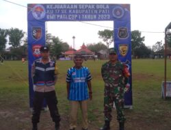 Jaga Sportifitas, Bhabinkamtibmas Desa Ngepungrojo Lakukan Pengamanan Turnamen Sepak Bola