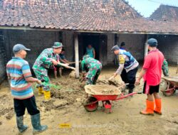 Polri dan TNI Bersama Warga Tambakromo Gotong Royong Membersihkan Rumah Warga yang Terdampak Banjir