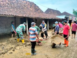 Pati Bersatu Lawan Banjir: Kapolsek Tambakromo dan Koramil 20 Aktif Turun Tangan Bersama Pj. Bupati