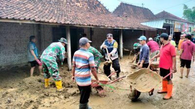 Kegiatan Responsibilitas Bersama: Polsek Tambakromo dan Koramil 20 Kerja Sama dengan Warga Atasi Dampak Banjir