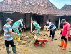 Kapolsek Tambakromo dan Koramil 20 Turun Langsung: Gotong Royong Bersama Warga Perbaiki Tanggul Sungai yang Terdampak Banjir