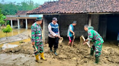 Kapolsek Tambakromo Iptu Muhlison: Gotong Royong Bersihkan Rumah Warga dan Perbaiki Tanggul Jebol Akibat Banjir