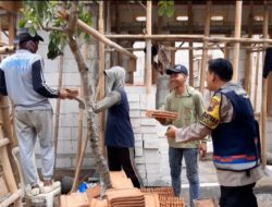 Lestarikan Budaya “Sambatan” Bhabinkamtibmas Polsek Tlogowungu Ikut Gotong royong Renovasi Rumah Warga
