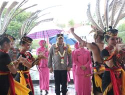 Kunjungi Polres Seruyan, Kapolda Kalteng Disambut Tradisi Potong Pantan