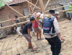 Gotong Royong Tanpa Bayaran: Bhabinkamtibmas Aktif Dukung Tradisi Sambatan