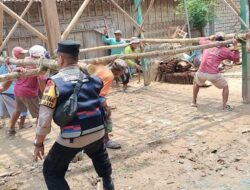 Bhabinkamtibmas Ikuti Tradisi Sambatan Gotong Royong di Desa Kebonturi Jaken