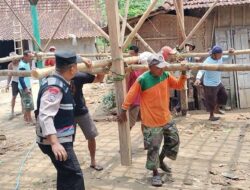 Budaya Gotong Royong Tetap Hidup: Bhabinkamtibmas Desa Kebonturi Ikut Sambatan