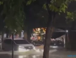 Terjang Banjir di Kaligawe Semarang, Sejumlah Kendaraan Mogok