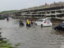 Terendam Banjir, Arus Lalu Lintas di Kaligawe Semarang Dialihkan