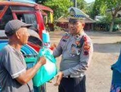 Satlantas Polres Rembang Bagi Sembako Untuk Warga di Jum’at Berkah