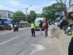 Pengendara Motor Tewas usai Terpeleset Lalu Terlindas Truk di Semarang