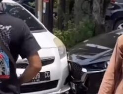Mobil Box Tabrak Kendaraan Terpakir  depan Bank Mandiri Semarang