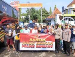Bag SDM Polres Rembang Bagi-bagi Sembako di Jum’at Berkah