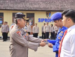 Personil Polres Rembang Terima Buku Saku Pedoman Netralitas Pemilu 2024