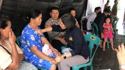 Polri Peduli, Dokkes Polres Simalungun Beri Bantuan Kesehatan Korban Banjir di Humbahas