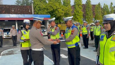 Kasatlantas Polres Rembang Membagikan Buku Saku Netralitas Polri Dalam Pemilu 2024