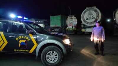 Antisipasi Kejahatan Jalanan, Patroli Backbone Polsek Sluke Rembang Sambang Kantong Truk Saat Dinihari