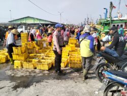 Anggota Sat Polairud Polres Rembang Monitor TPI Tasikagung saat Giat Bongkar Ikan
