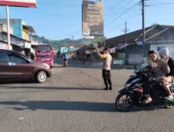 Anggota Polres Banjarnegara Bantu Pelajar Menyeberang Jalan Sambil Atur Lalin