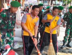 TNI dan Polri Rembang Adakan Karya Bhakti Bersih-bersih Pasar Rembang