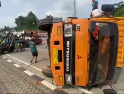 Diduga Rem Blong, Truk Muat Plastik Terguling di Exit Tol Bawen Semarang