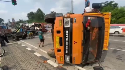 Diduga Rem Blong, Truk Muat Plastik Terguling di Exit Tol Bawen Semarang