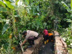 TNI dan Polri Batang Gotong Royong Menyehatkan Lingkungan di Batang untuk Antisipasi Banjir