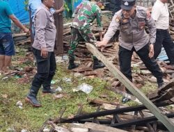 Bersinergi dengan warga, Kapolsek Sukolilo Pimpin Kerja Bakti di Rumah Warga yang Terkena Angin Puting Beliung