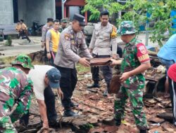 Aksi Kepedulian, Polsek Sukolilo Kerja Bakti Pasca Bencana Puting Beliung di Rumah Warga Desa Binaannya