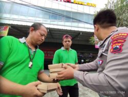 Polres Sukoharjo Peduli, Sat Lantas Membagikan 100 Nasi Kotak