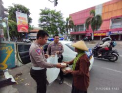 Sat Lantas Polres Sukoharjo Peduli Membagikan 100 Nasi Kotak