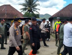 Kapolres Humbahas Dampingi Kepala BNPB Nasional Tinjau Lokasi Bencana Alam Tanah Longsor Simangulampe