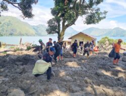 Tim Gabungan TNI Polri Cari Korban Longsor Humbahas di Sekitaran Bibir Danau Toba