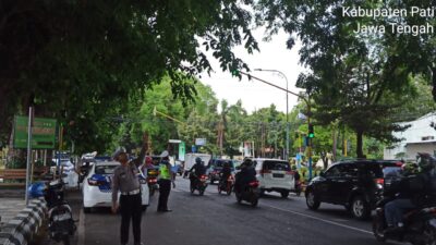 Pohon Ranting Menghalangi APILL, Satlantas Polresta Pati Peringatkan Potensi Kecelakaan