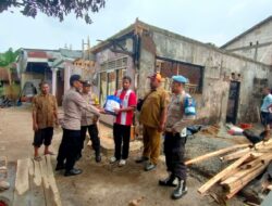Peduli Korban Kebakaran Rumah, Korban Kebakaran Rumah Berikan Bantuan