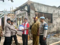 Berikan Bantuan, Polsek Bandar Empati pada Korban Kebakaran Rumah