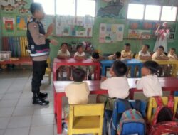Bripka Surajab Ajak Anak-anak TK Dukuhmulyo Bermain Sambil Belajar Keamanan