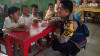 Interaksi Positif Polisi dan Anak-anak TK, Upaya Dekatkan Polisi dengan Masyarakat