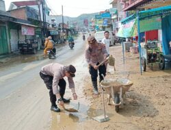 Kapolsek Sahlan Pimpin Kerja Bakti, Warga Sukolilo Bersatu Atasi Dampak Banjir