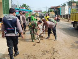Sinergitas TNI-Polri, Kapolsek Sukolilo Pimpin Kerja Bakti Bersihkan Masjid dan Jembatan Pasca Banjir Bandang