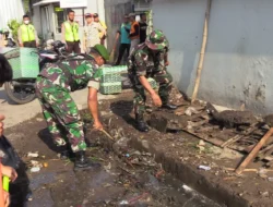 Aksi Bersih-Bersih TNI dan Komunitas Rembang Antisipasi Banjir di Musim Penghujan