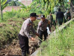 Upaya Cegah Wabah dan Banjir, Personel TNI-Polri Bersihkan Sungai di Desa Sarirejo