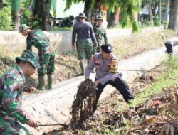 Personel Polresta Pati bersama Kodim 0718 Pati dan Instansi Pemerintah Gelar Karya Bakti Bersihkan Sungai Silugonggo