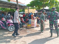 Karya Bakti, Polri dan TNI Bersama-sama Bersihkan Pasar Kayen