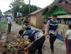 Bersama Warga, TNI-Polri Giat Bersihkan Saluran untuk Menanggulangi Potensi Banjir