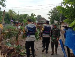 Kades Langgenharjo Apresiasi Kerja Bakti TNI-Polri dalam Bersihkan Saluran Sungai