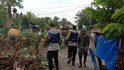 Kades Langgenharjo Apresiasi Kerja Bakti TNI-Polri dalam Bersihkan Saluran Sungai
