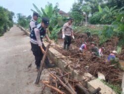 Antisipasi Banjir, TNI-Polri di Margoyoso Pati Bahu Membahu Bersihkan Sungai