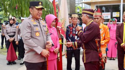 Kunker ke Polres Kapuas, Kapolda Kalteng Disambut Jajar Kehormatan dan Potong Pantan